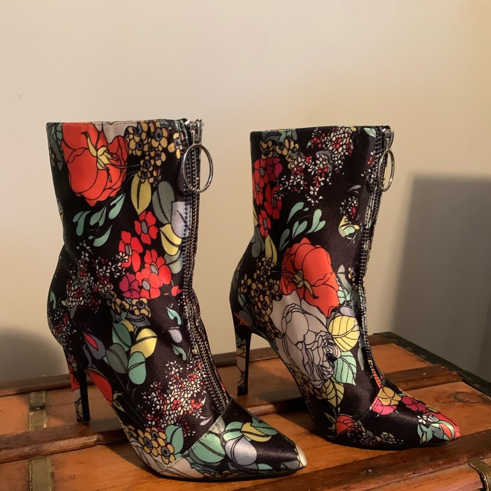 Vintage ankle boots Cape Robbin. Statement piece